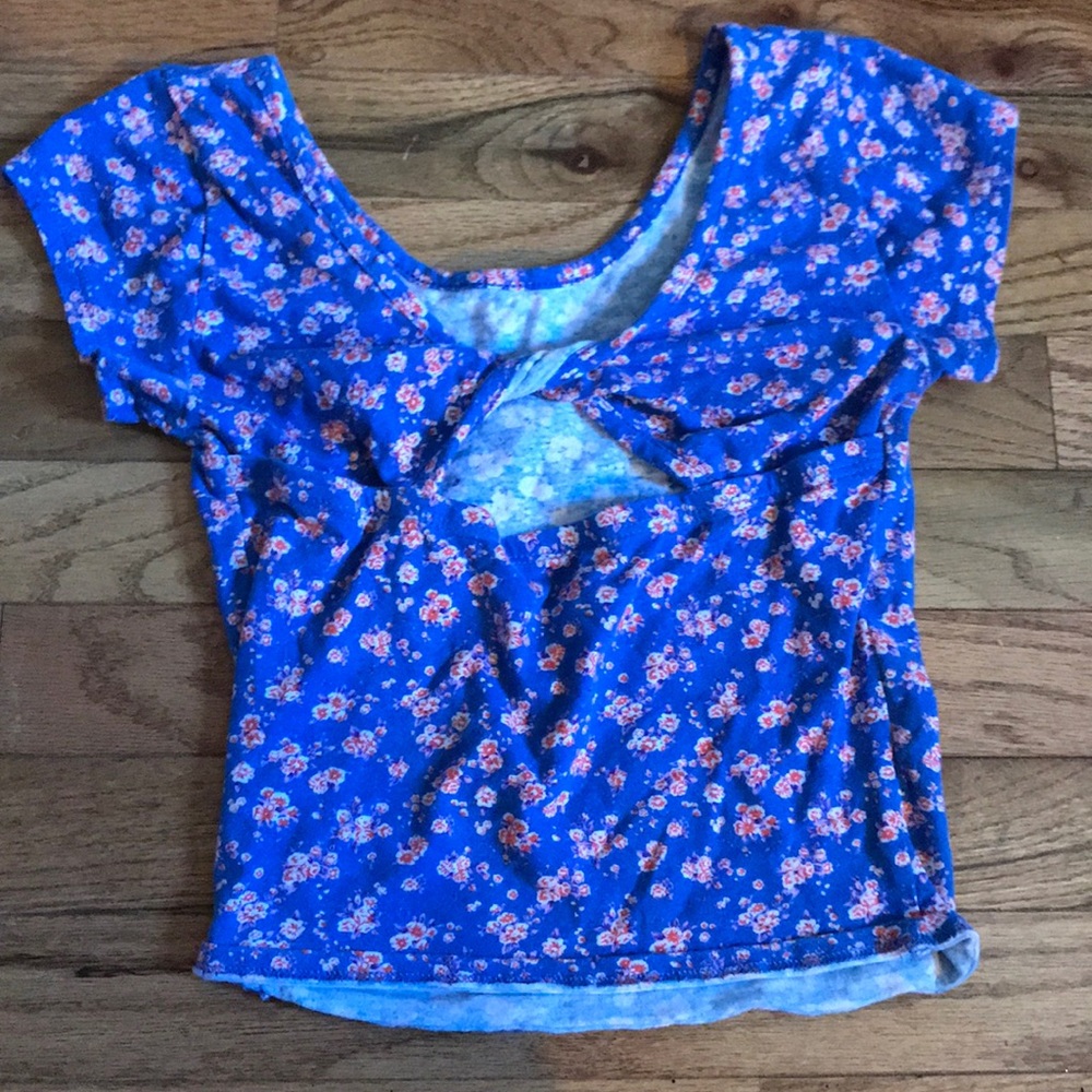 Three XS croptops - Picture 3 of 5
